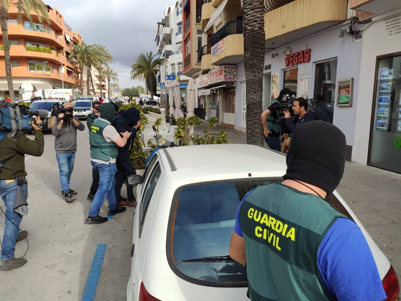 Un ciudadano holandés de 60 años ha sido detenido este martes tras declararse autor del asesinato de su pareja, una mujer de 34 años y nacionalidad rumana, cuyo cadáver fue hallado con cuchilladas en un contenedor de basura en la urbanización La Sabatera, entre los núcleos urbanos de Teulada y Moraira.