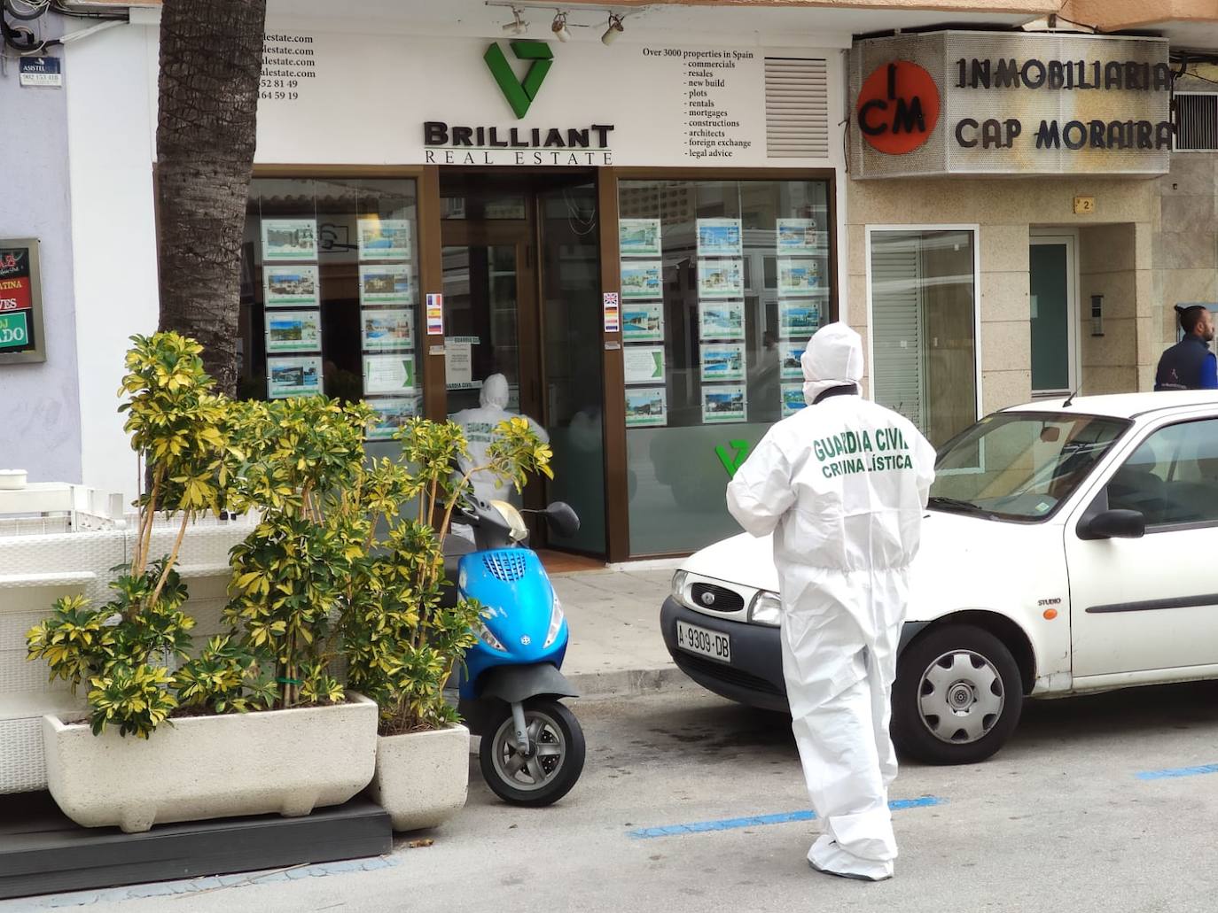 Un ciudadano holandés de 60 años ha sido detenido este martes tras declararse autor del asesinato de su pareja, una mujer de 34 años y nacionalidad rumana, cuyo cadáver fue hallado con cuchilladas en un contenedor de basura en la urbanización La Sabatera, entre los núcleos urbanos de Teulada y Moraira.