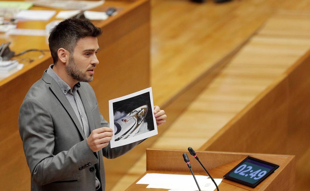 El portavoz de Compromís, Fran Ferri, durante el pleno de Les Corts de este jueves.