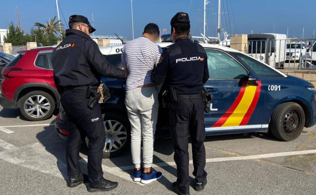 Los agentes de policía con el joven detenido en Dénia. 