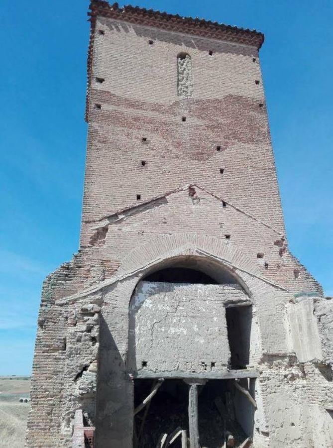 IGLESIA DE RIOLOBOS | La Iglesia de Riolobos habría sido construida entre el siglo XII-XIII, coincidiendo con la fundación del pueblo de El Campo de Peñaranda, municipio al que pertenece actualmente. Riolobos fue, en origen, una parada en el cordel de ganados. Actualmente, es un despoblado que cuenta con los restos de la Iglesia y de varias eras empedradas.