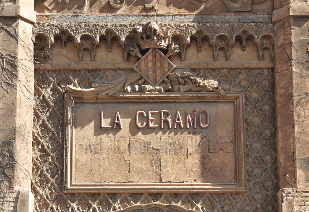 LA CERAMO DE VALENCIA | En la Lista Roja del Patrimonio se encuentran 34 lugares de la Comunidad Valenciana, de los cuales 13 son de Valencia. Uno de ellos es la Fábrica de La Ceramo que está en el barrio de Benicalap. Según la Lista, La Ceramo se encuentra "en grave situación de deterioro y abandono, intensas humedades y vegetación espontánea que se ha apoderado de parte de sus tejados. Una de las columnas de la portada, desaparecida y abundantes signos de vandalismo". Su construcción data de 1855 y ahora está declarado Bien de Relevancia Local.