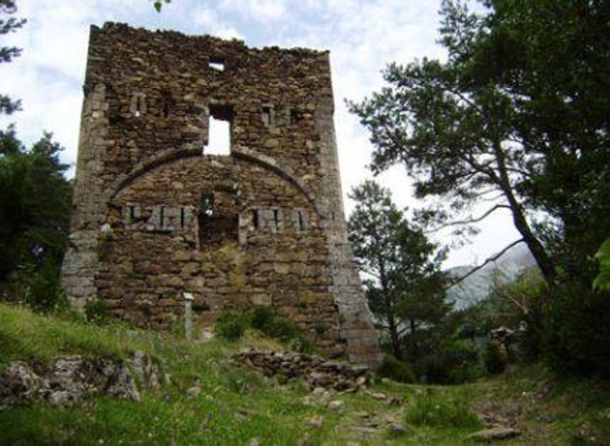 TORRE DE FERNANDO VI (Valle de Hecho, Aragón, Huesca) | En la Torre de Fernando VI o Castillo Nuevo del camino viejo a Oza, del siglo XVIII se pueden apreciar los restos de una edificación militar conocida como Torre de Ysil, cuya construcción se ha venido adjudicando a Tiburcio Spannocchi en tiempos de Felipe II, hacia 1592.