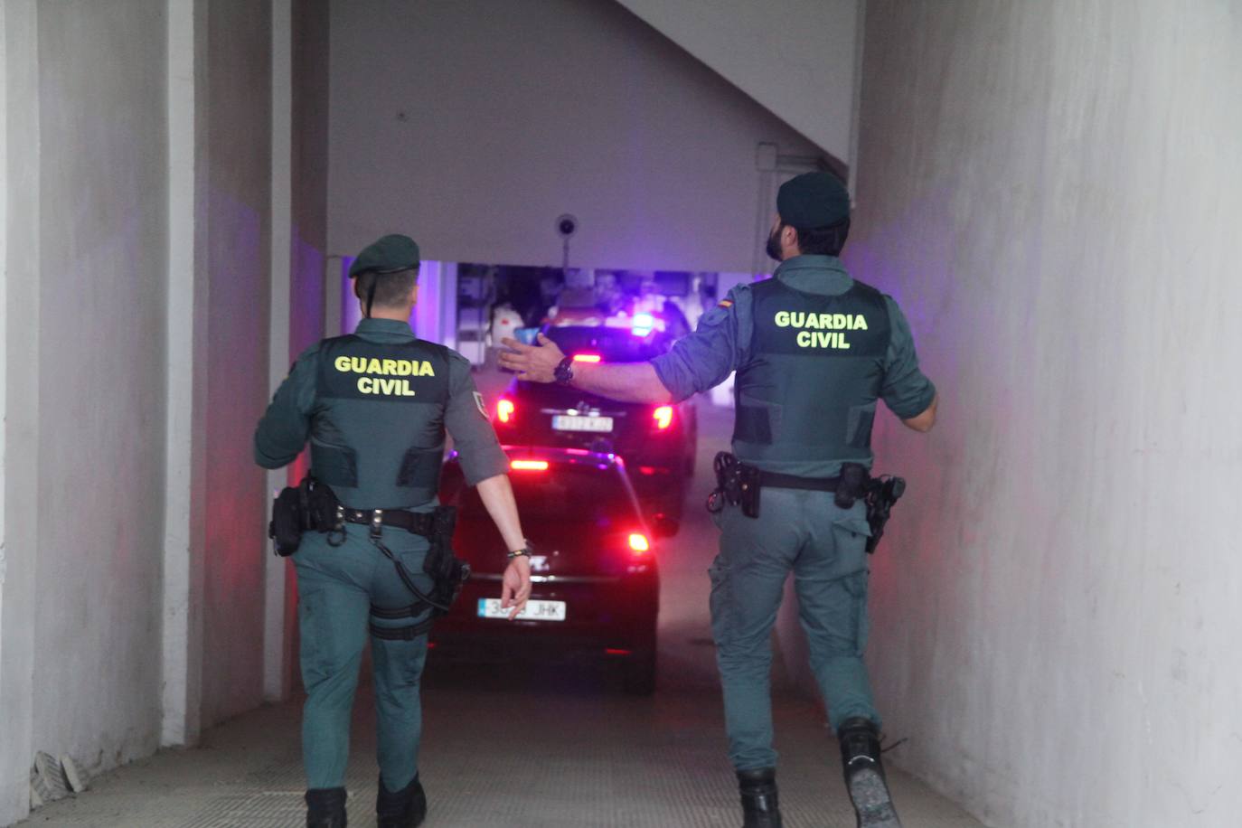 Un ciudadano holandés de 60 años ha sido detenido este martes tras declararse autor del asesinato de su pareja, una mujer de 34 años y nacionalidad rumana, cuyo cadáver fue hallado con cuchilladas en un contenedor de basura en la urbanización La Sabatera, entre los núcleos urbanos de Teulada y Moraira. En la imagen, la llegada al juzgado del asesino confeso.