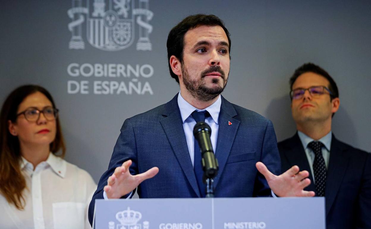 Alberto Garzón durante la presentación del decreto. 