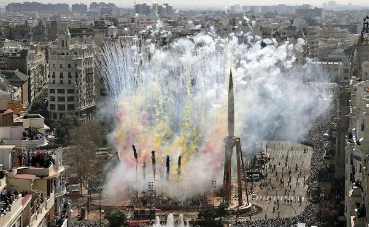 Fallas 2020 | 9 consejos para la mascletà: abrir la boca durante la mascletà, ¿sí o no?