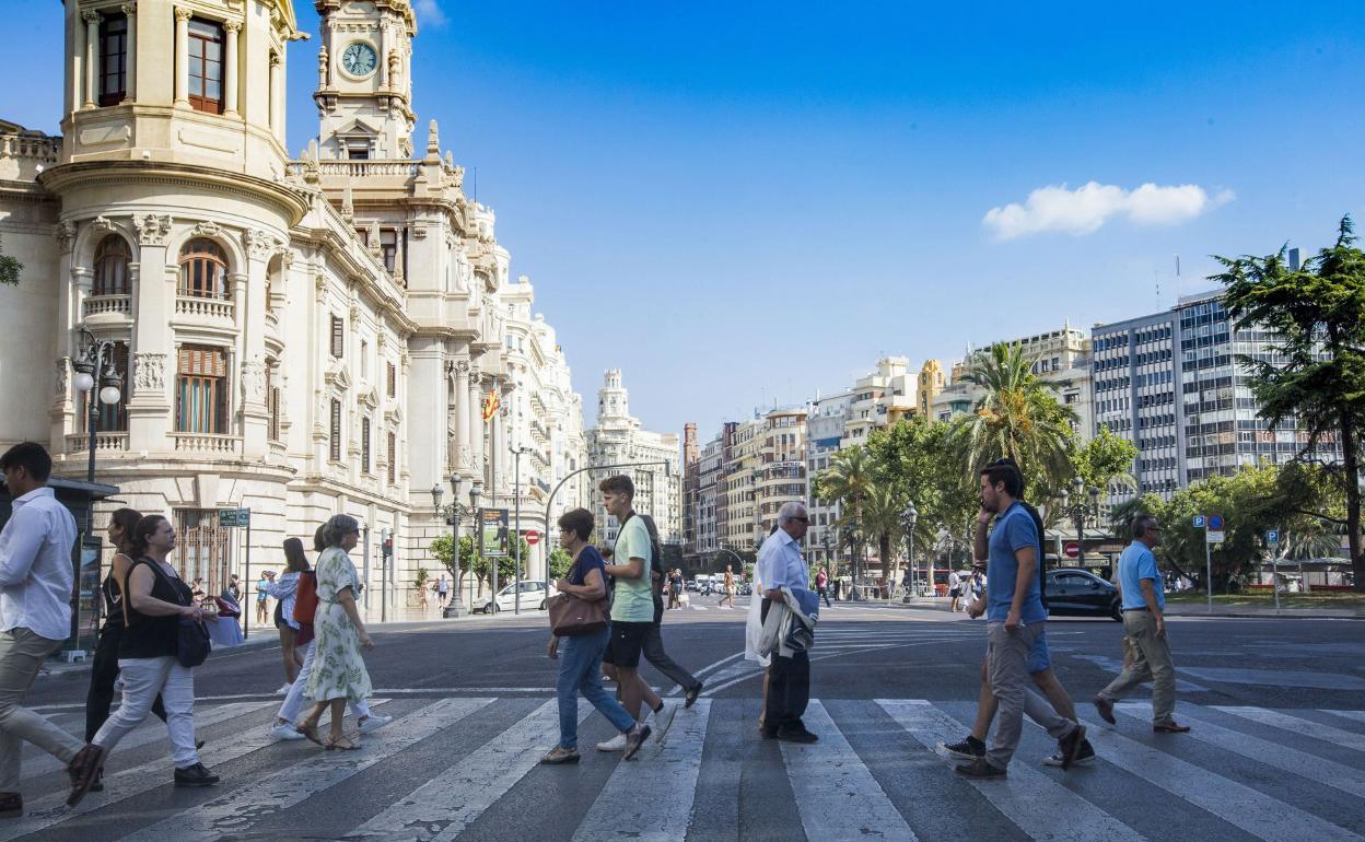 La plaza del Ayuntamiento de Valencia, cerrada al tráfico el sábado por la mañana y el domingo todo el día