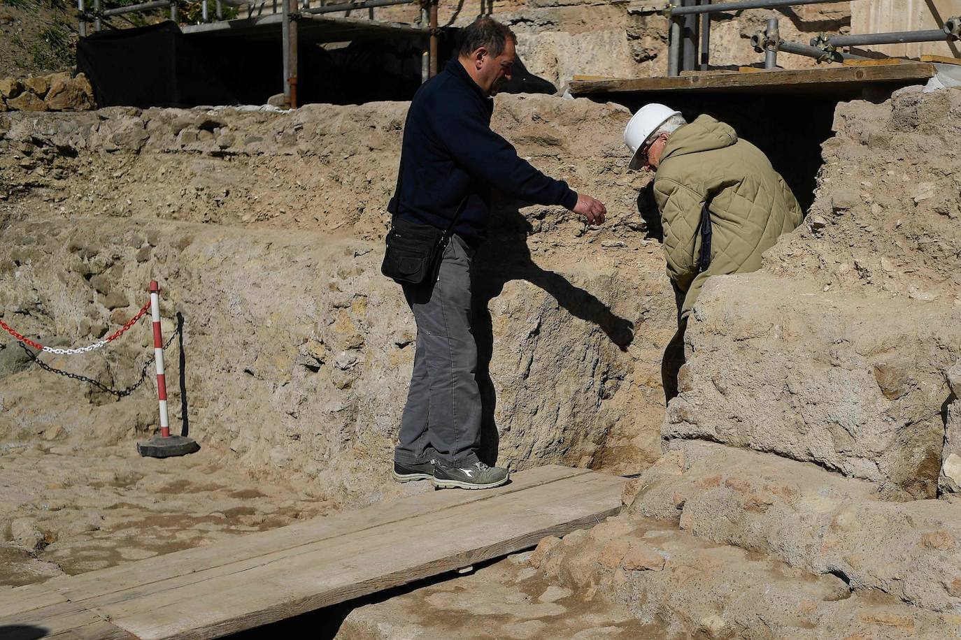 Fortini y la directora del Parque Arqueológico del Coliseo, Alfonsina Russo, recalcaron que esta no es la tumba de Rómulo, una figura, que según la tradición romana, fundó la ciudad en el siglo VIII a.C junto con su hermano, después de ser abandonados y amamantados por una loba, y que era venerado en esta parte del Foro, donde se encontraba el antiguo Comitium, sede de la asamblea popular.