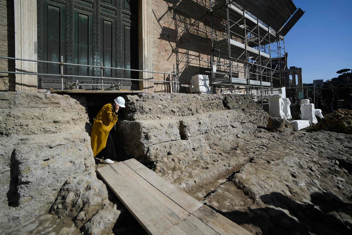La excavación original la realizó el arqueólogo Giacomo Boni a principios del siglo XX, y los trabajos iniciados ahora han «verificado la existencia efectiva» del vano bajo la Curia que encontró Boni, señaló Fortini.