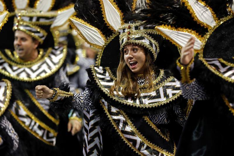 La escuela de samba Barroca Zona Sul fue la encargada de inaugurar la noche de desfiles de "primera división" en la capital paulista, con un homenaje a la líder Tereza de Benguela, una mujer que durante la segunda mitad del siglo XVIII luchó a favor de la comunidad negra y en contra la esclavitud en Brasil.