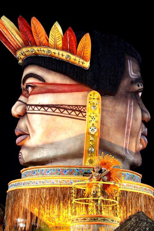 Al mismo compás desfilaron los integrantes de la escuela Tom Maior, quienes, luciendo elaborados disfraces multicolores que evocaban la contribución de la comunidad negra en el país, bramaban a pleno pulmón y al unísono: "Necesito luchar por igualdad, por libertad".