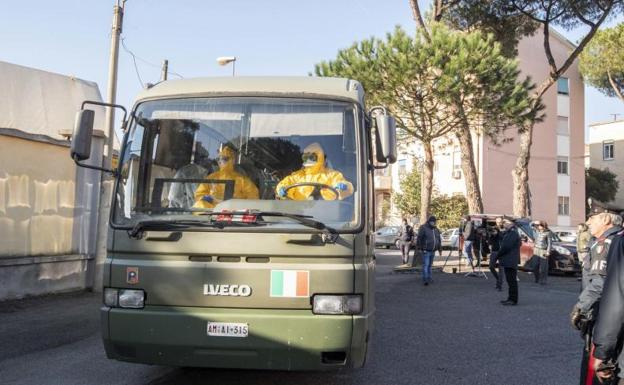 Turistas italianos del crucero Diamond Princess llegan a Roma. 