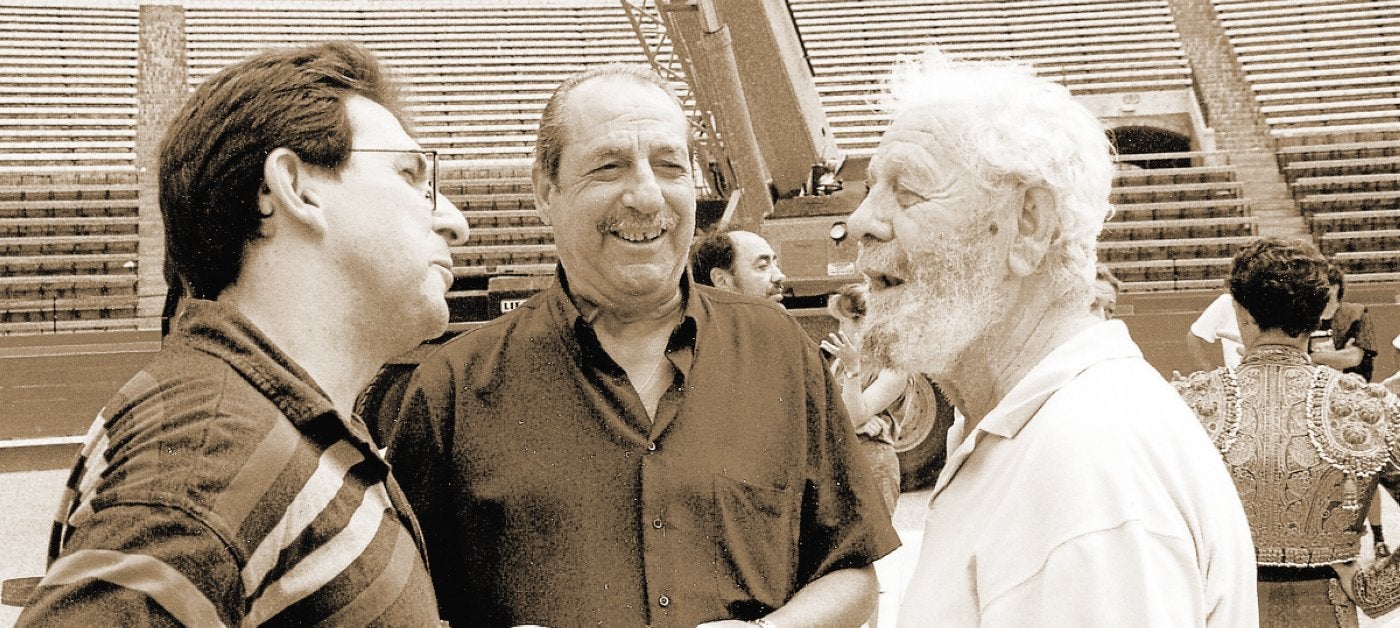 El director, en la plaza de toros de Valencia junto al humorista Tip y un sobrino de este que acudieron a visitarle durante el rodaje de la serie Blasco Ibáñez.