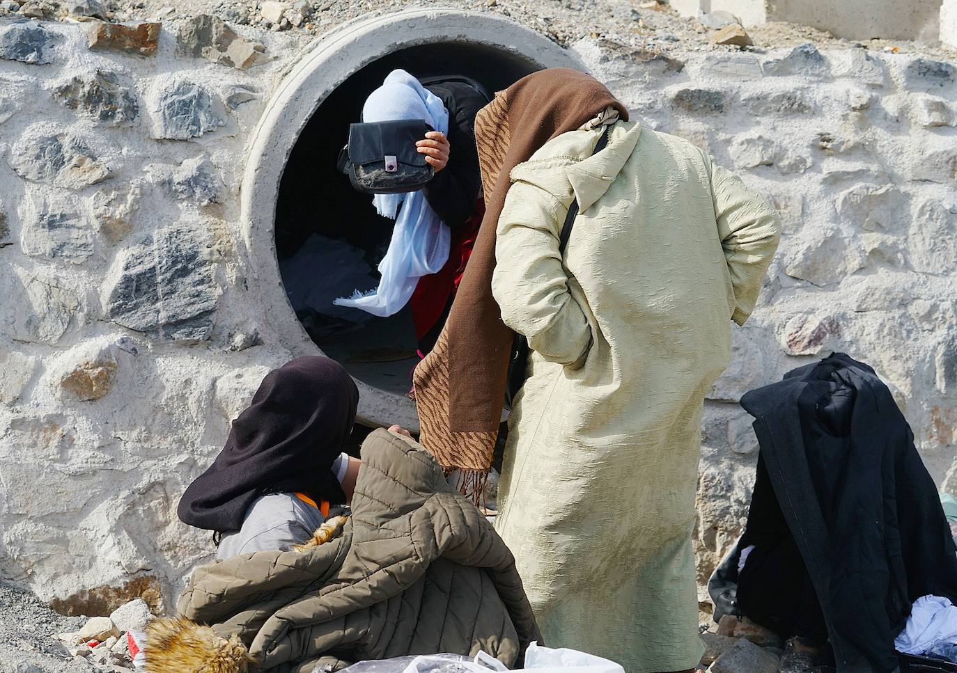 Mujeres marroquíes tratan de pasar mercancías por la aduana de Tarajal, donde los cada vez mayores controles han hecho desaparecer la figura de las porteadores. Ahora es habitual verlas en la playa poniéndose un pantalón sobre otro para esquivar las prohibiciones.