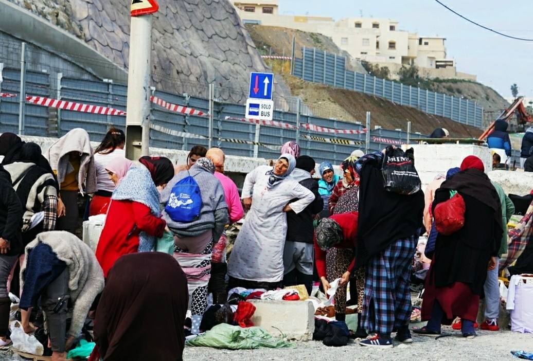 Mujeres marroquíes tratan de pasar mercancías por la aduana de Tarajal, donde los cada vez mayores controles han hecho desaparecer la figura de las porteadores. Ahora es habitual verlas en la playa poniéndose un pantalón sobre otro para esquivar las prohibiciones.