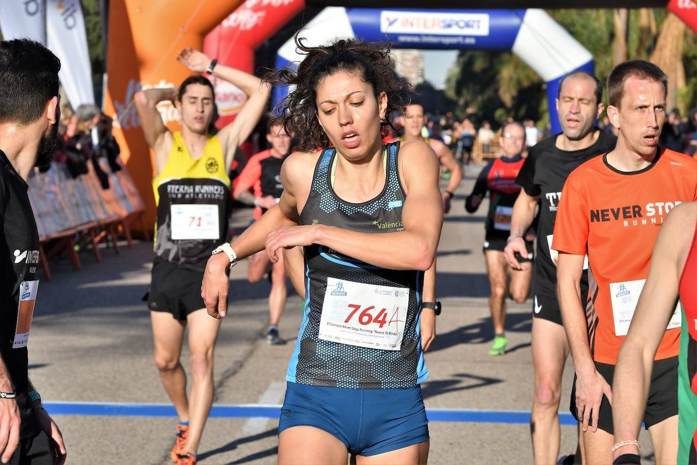 Miles de personas se dan cita en la VI Carrera Never Stop Running 2020 de Valencia con un recorrido de 5 kilómetros por las proximidades de la avenida de Francia.