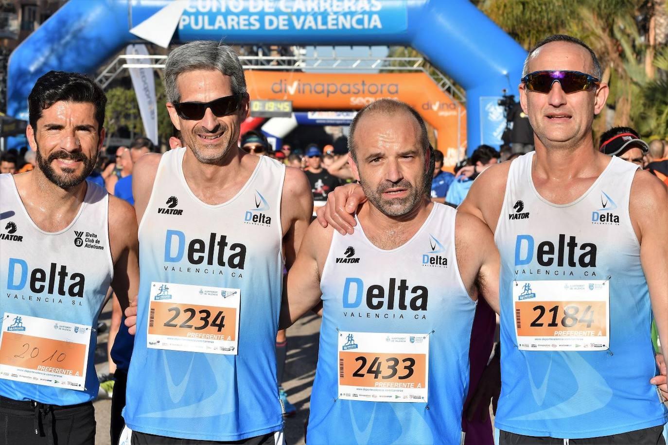 Miles de personas se dan cita en la VI Carrera Never Stop Running 2020 de Valencia con un recorrido de 5 kilómetros por las proximidades de la avenida de Francia.