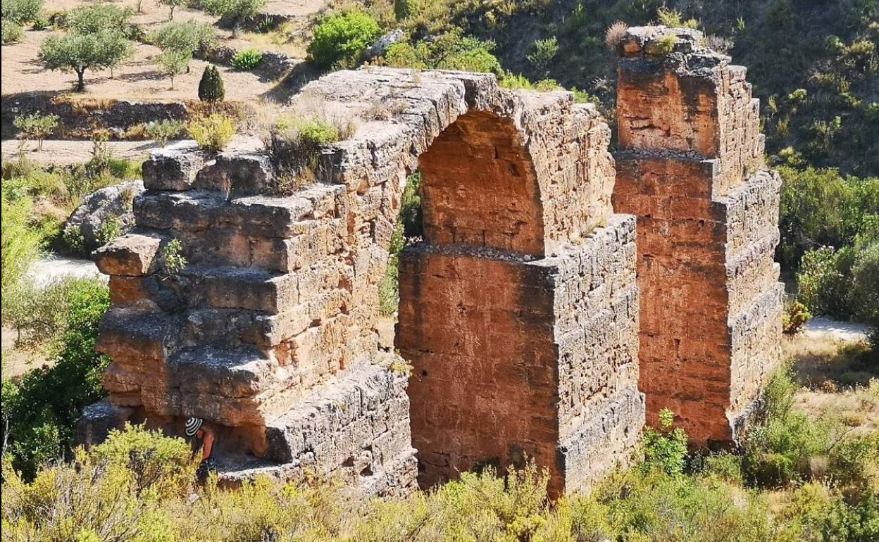 Restos del acueducto romano entre Tuéjar y Valencia.