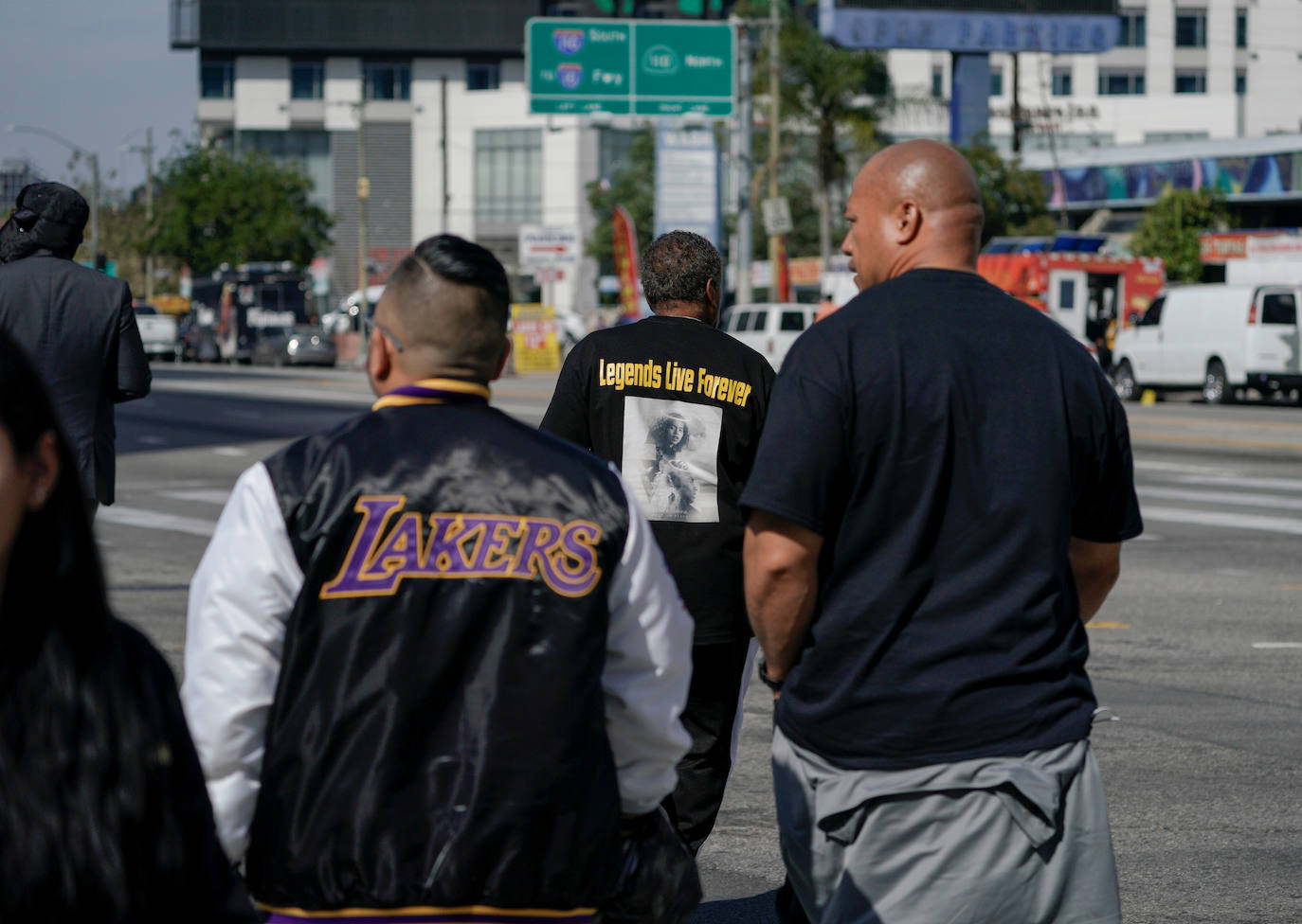 «Cuando Kobe Bryant murió una parte de mí murió»: Michael Jordan resumió el sentimiento de las 20.000 personas, entre celebridades, familiares, amigos y fanáticos del fallecido ídolo de los Lakers, reunidos este lunes en un emotivo tributo en su honor en Los Ángeles. Bryant (1978-2020) murió el 26 de enero en un accidente de helicóptero junto a su hija de 13 años y otras siete personas. Desde entonces, murales e improvisados altares se levantaron en la ciudad a la espera de esta ceremonia oficial, que se realiza en el Staples Center, conocido como «la casa que Kobe construyó» y donde ganó cinco títulos de la NBA. La fecha del 24 de febrero (24/02) también es simbólica: el 24 fue el número que Bryant vistió durante la segunda parte de la carrera, mientras que el 2 acompañó a su hija Gianna, también basquetbolista, en su corta carrera.