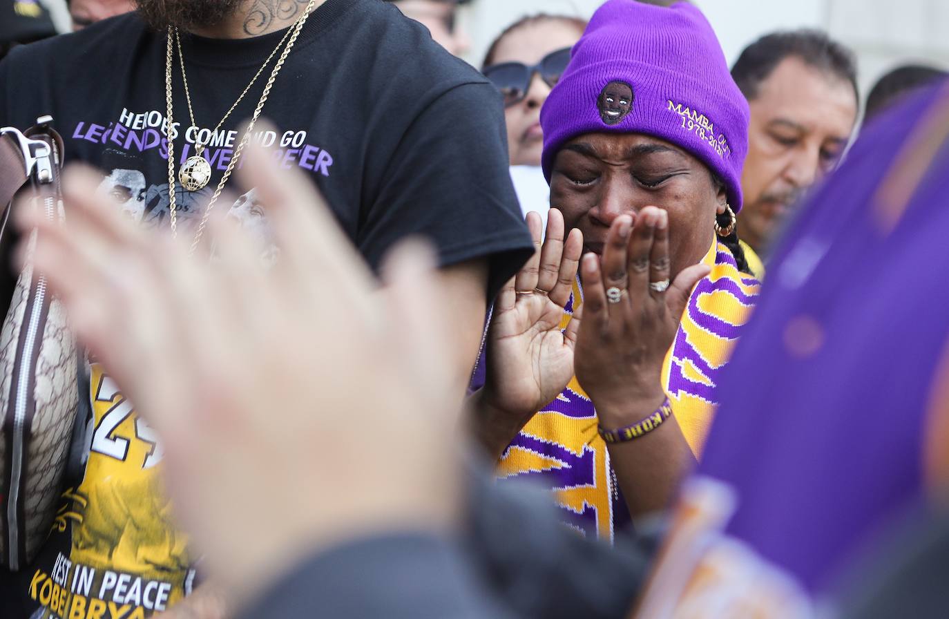 «Cuando Kobe Bryant murió una parte de mí murió»: Michael Jordan resumió el sentimiento de las 20.000 personas, entre celebridades, familiares, amigos y fanáticos del fallecido ídolo de los Lakers, reunidos este lunes en un emotivo tributo en su honor en Los Ángeles. Bryant (1978-2020) murió el 26 de enero en un accidente de helicóptero junto a su hija de 13 años y otras siete personas. Desde entonces, murales e improvisados altares se levantaron en la ciudad a la espera de esta ceremonia oficial, que se realiza en el Staples Center, conocido como «la casa que Kobe construyó» y donde ganó cinco títulos de la NBA. La fecha del 24 de febrero (24/02) también es simbólica: el 24 fue el número que Bryant vistió durante la segunda parte de la carrera, mientras que el 2 acompañó a su hija Gianna, también basquetbolista, en su corta carrera.