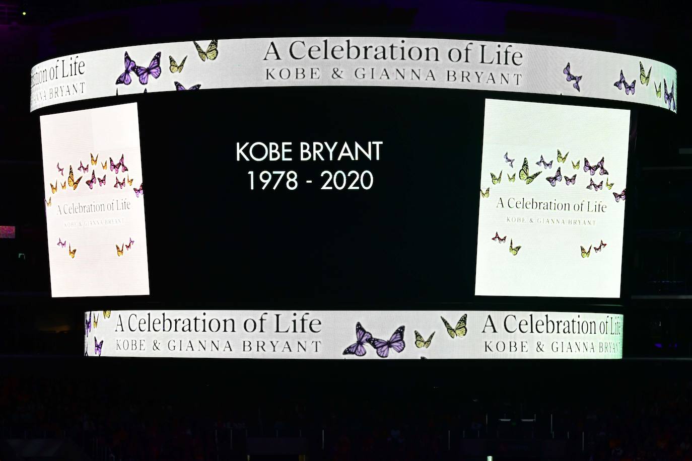 «Cuando Kobe Bryant murió una parte de mí murió»: Michael Jordan resumió el sentimiento de las 20.000 personas, entre celebridades, familiares, amigos y fanáticos del fallecido ídolo de los Lakers, reunidos este lunes en un emotivo tributo en su honor en Los Ángeles. Bryant (1978-2020) murió el 26 de enero en un accidente de helicóptero junto a su hija de 13 años y otras siete personas. Desde entonces, murales e improvisados altares se levantaron en la ciudad a la espera de esta ceremonia oficial, que se realiza en el Staples Center, conocido como «la casa que Kobe construyó» y donde ganó cinco títulos de la NBA. La fecha del 24 de febrero (24/02) también es simbólica: el 24 fue el número que Bryant vistió durante la segunda parte de la carrera, mientras que el 2 acompañó a su hija Gianna, también basquetbolista, en su corta carrera.