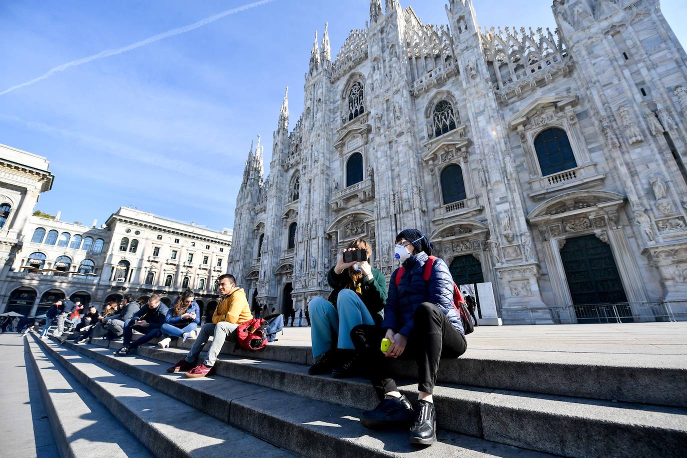 El norte de Italia comienza a aislarse por el brote de coronavirus que, desde este fin de semana, ha disparado el número de afectados. Al menos seis personas han fallecido y más de 200 se han contagiado por la rápida expansión del virus. Los supermercados han sido completamente vaciados y están prácticamente agotados los jabones desinfectantes y las mascarillas. El temor a que la difusión sea mayor ha llevado a las regiones de Piamonte, Lombardía y Véneto a la suspensión de fiestas, eventos, como el carnaval de Venecia, manifestaciones culturales y deportivas. Además, se han cerrado museos, escuelas y universidades. 