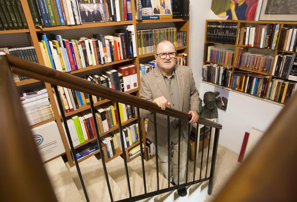 Alejandro Font de Mora, entre libros. damián torres