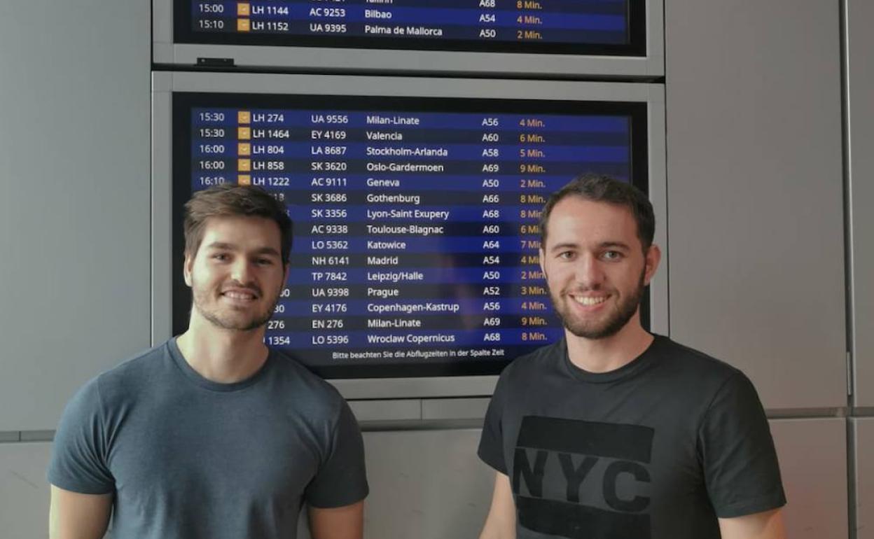 Los estudiantes Ramón Cervera y Alberto Pilato en el aeropuerto. 