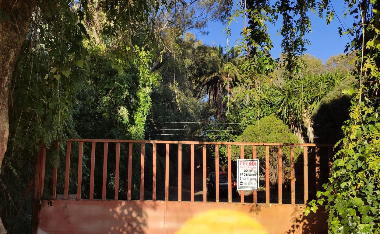 Entrada al recinto que albergó durante años el Safari Park de El Verger. 