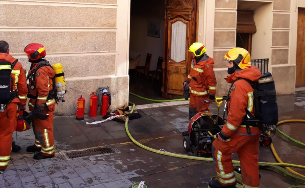 Bomberos del Consorcio Provincial, en el lugar de incendio en Bocairent.