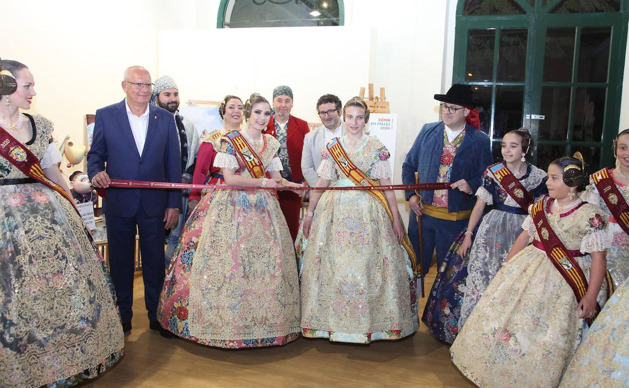 Las falleras mayores de Dénia, Safir Malonda y la niña Martina Gimeno, inauguran la Exposición del Ninot. 