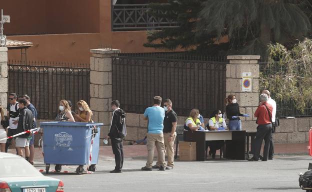 Imagen principal - Mucha seguridad en las inmediaciones del hotel de Tenerife. 