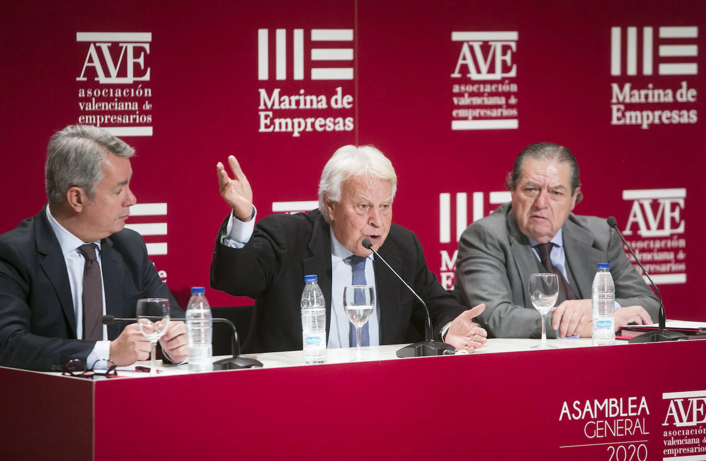 El expresidente del Gobierno Felipe González ha realizado este lunes un llamamiento al «diálogo y al consenso» para frenar la «inestabilidad política» imperante en los últimos cinco años, marcada por el conflicto catalán, y poder solucionar los problemas económicos y acometer las reformas estructurales pendientes. En su ponencia como invitado a la asamblea general de la Asociación Valenciana de Empresarios (AVE), ha expresado su preocupación por los efectos de esa inestabilidad a nivel político y también económico, aunque ha defendido que, en la historia de España, «lo normal siempre ha sido esta situación de incertidumbre y fragilidad institucional» frente a la «anomalía» de los «35 años de previsibilidad y estabilidad» previos.