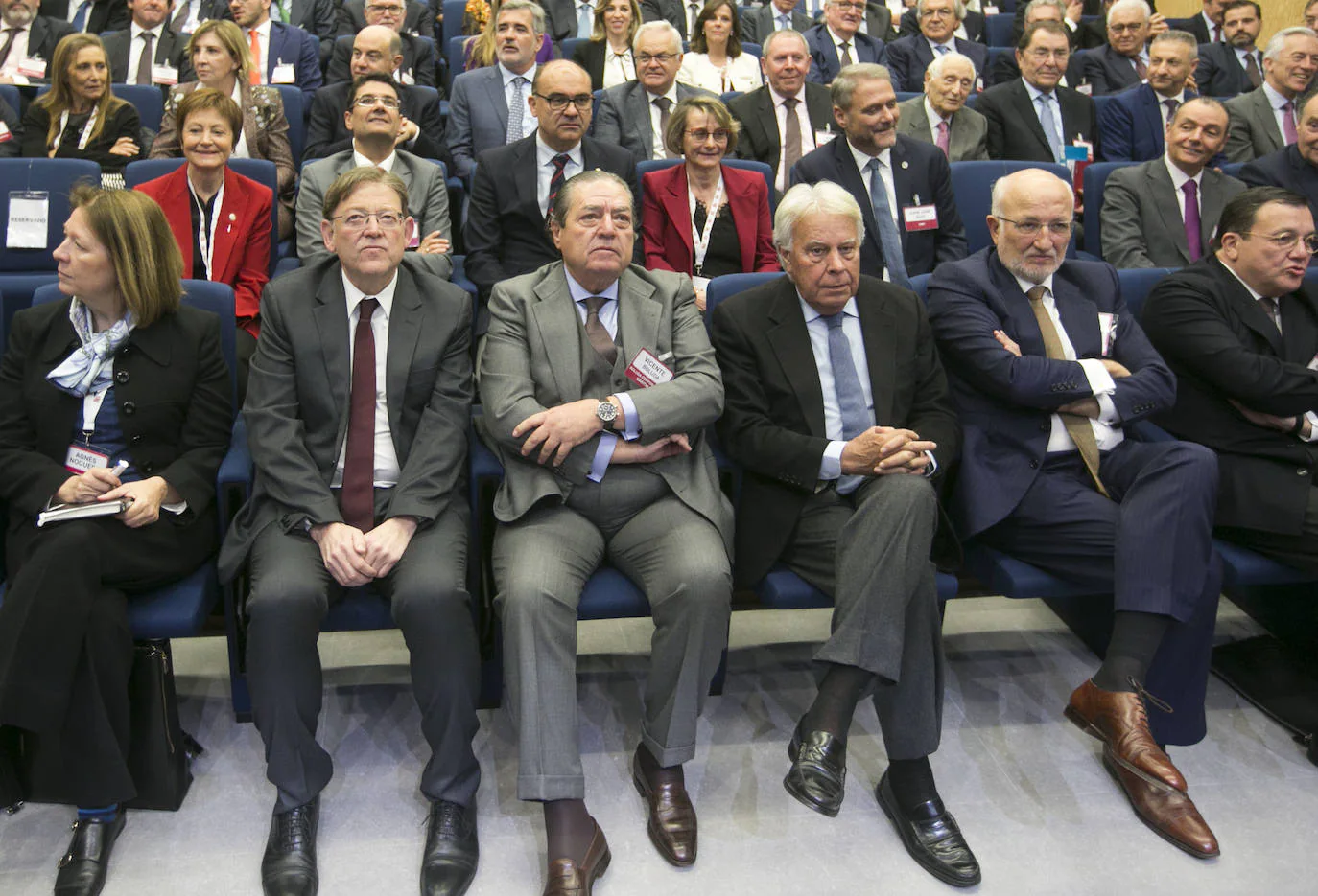 El expresidente del Gobierno Felipe González ha realizado este lunes un llamamiento al «diálogo y al consenso» para frenar la «inestabilidad política» imperante en los últimos cinco años, marcada por el conflicto catalán, y poder solucionar los problemas económicos y acometer las reformas estructurales pendientes. En su ponencia como invitado a la asamblea general de la Asociación Valenciana de Empresarios (AVE), ha expresado su preocupación por los efectos de esa inestabilidad a nivel político y también económico, aunque ha defendido que, en la historia de España, «lo normal siempre ha sido esta situación de incertidumbre y fragilidad institucional» frente a la «anomalía» de los «35 años de previsibilidad y estabilidad» previos.