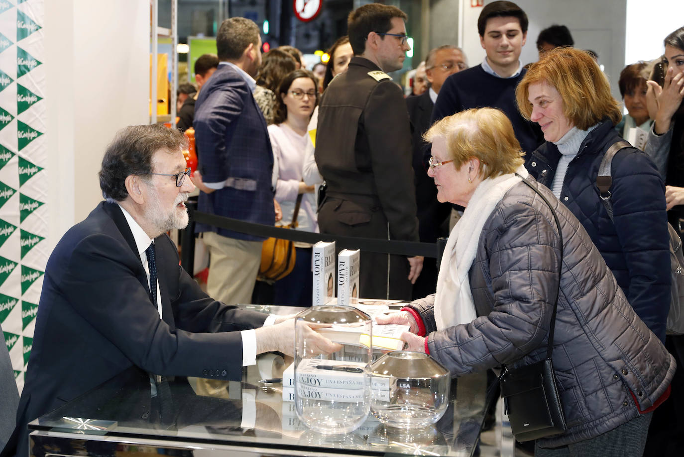 Cientos de personas han podido obtener su ejemplar firmado y hacerse fotos junto al expresidente del Gobierno en El Corte Inglés de Colón