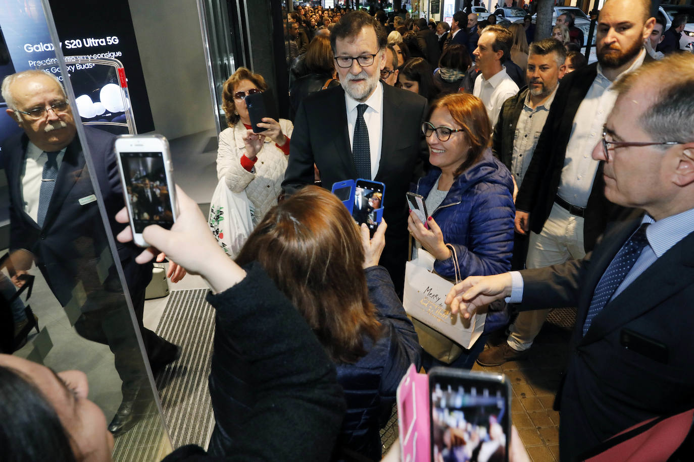 Cientos de personas han podido obtener su ejemplar firmado y hacerse fotos junto al expresidente del Gobierno en El Corte Inglés de Colón