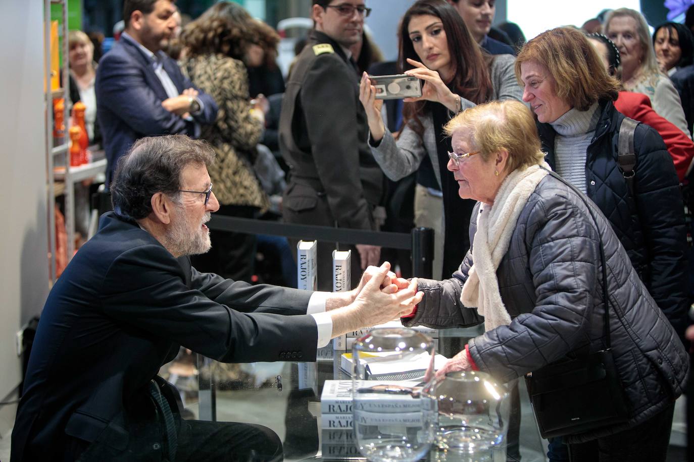 Cientos de personas han podido obtener su ejemplar firmado y hacerse fotos junto al expresidente del Gobierno en El Corte Inglés de Colón