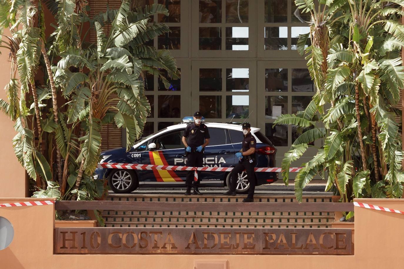 Agentes de la Policía Nacional custodian el establecimiento mientras se realizan controles sanitarios a los huéspedes.