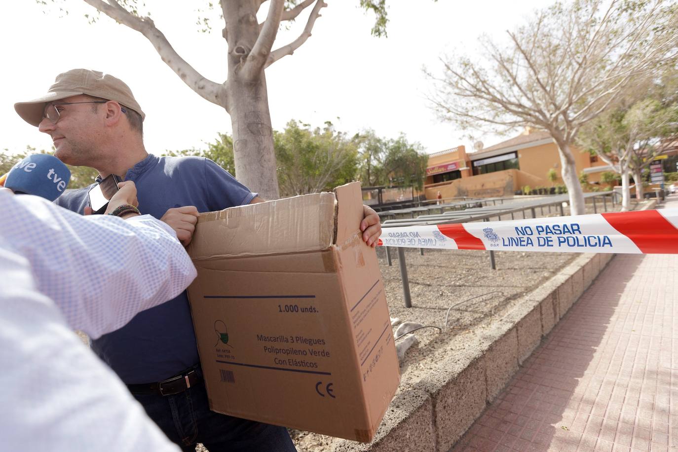 Agentes de la Policía Nacional custodian el establecimiento mientras se realizan controles sanitarios a los huéspedes.