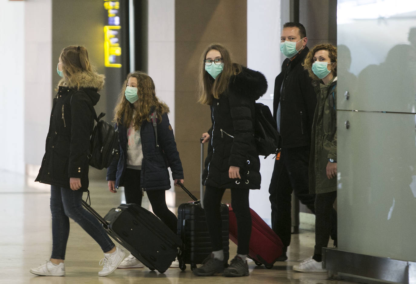 Pasajeros en el aeropuerto de Manises con mascarillas. 