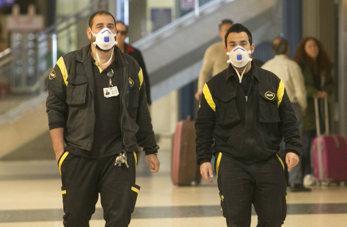 Pasajeros en el aeropuerto de Manises con mascarillas. 