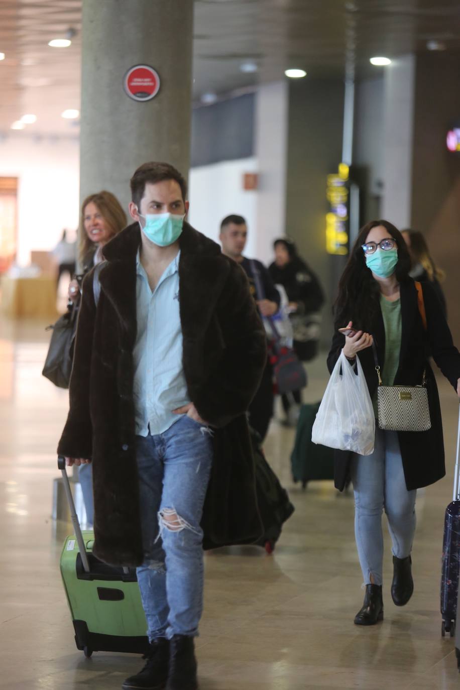 Pasajeros en el aeropuerto de Manises con mascarillas. 