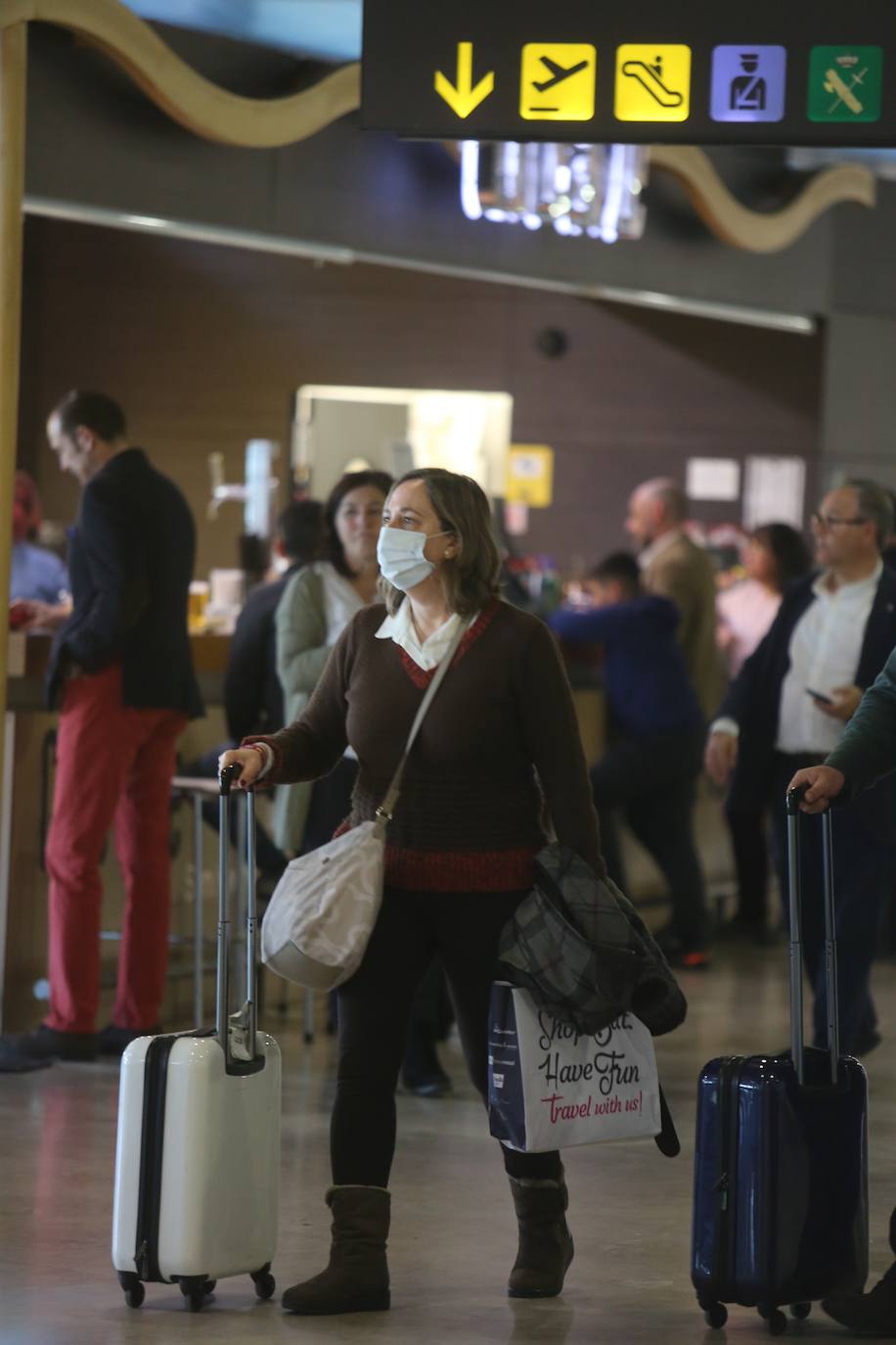 Pasajeros en el aeropuerto de Manises con mascarillas. 