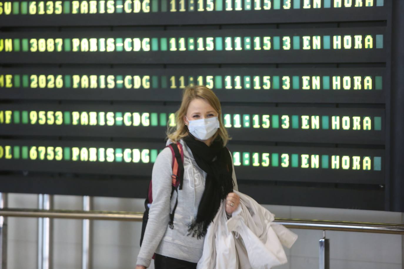 Pasajeros en el aeropuerto de Manises con mascarillas. 