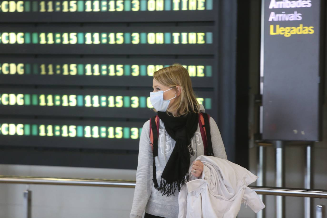 Pasajeros en el aeropuerto de Manises con mascarillas. 