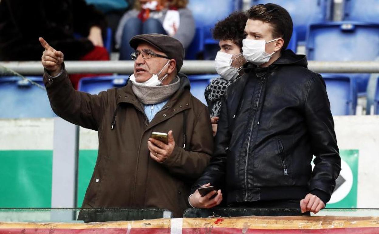 Aficionados italianos, con mascarillas en un estadio de fútbol. 