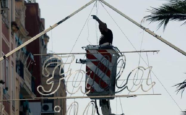 Valencia prepara las Fallas. 