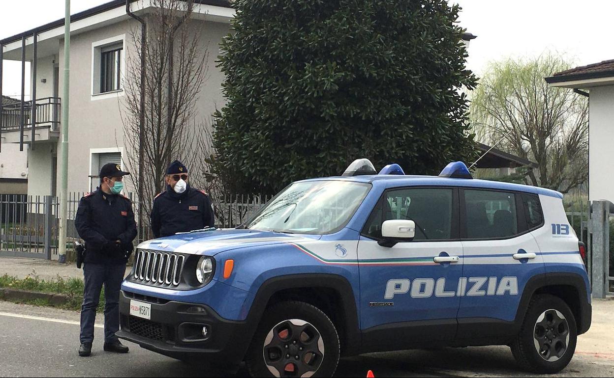 Dos policías se protegen del coronavirus en Lombardía, región donde trabaja la médica valenciana María Vilar.