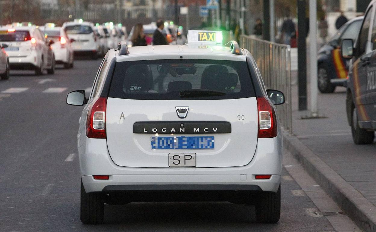 Un taxi circula por Valencia.