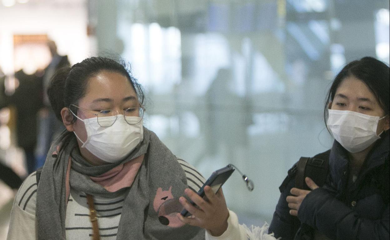 Dos chicas con Mascarilla en Valencia. 